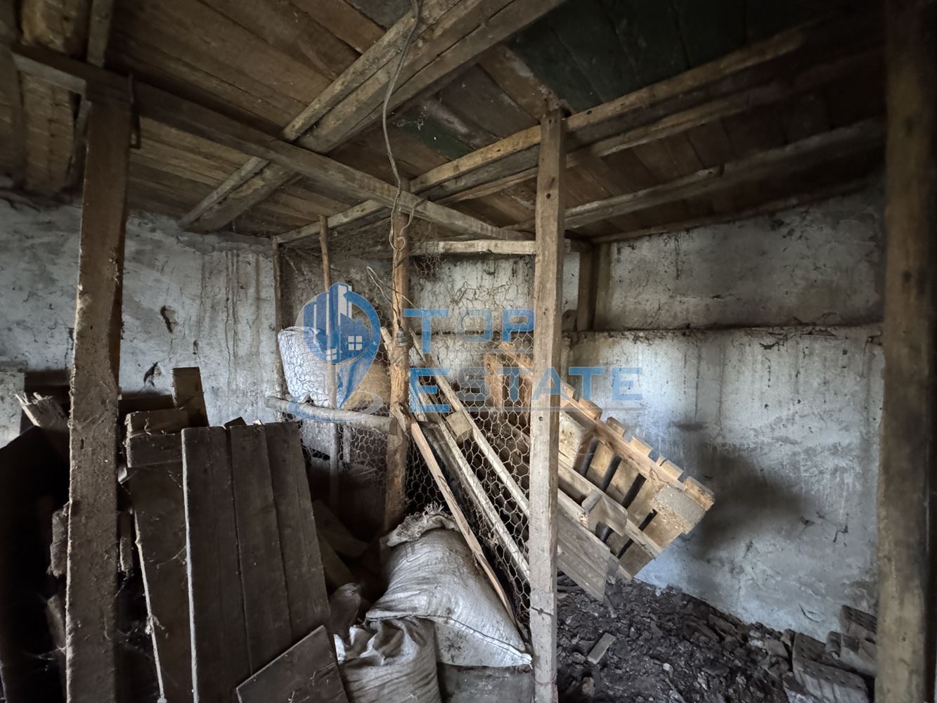 Тухлена къща с кладенец в село Михалци, област Велико Търново - 0