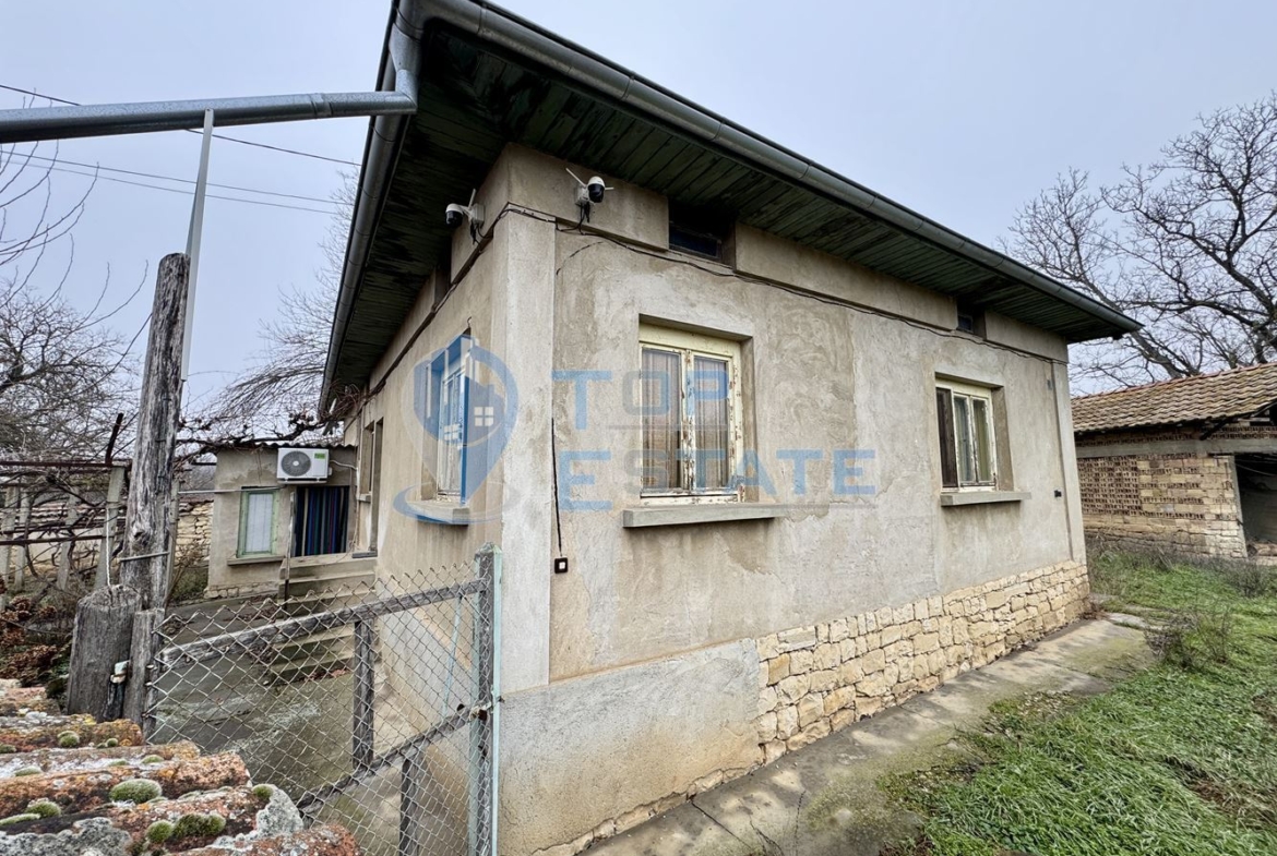 Тухлена къща с кладенец и голям двор в село Драганово, област Велико Търново - 0