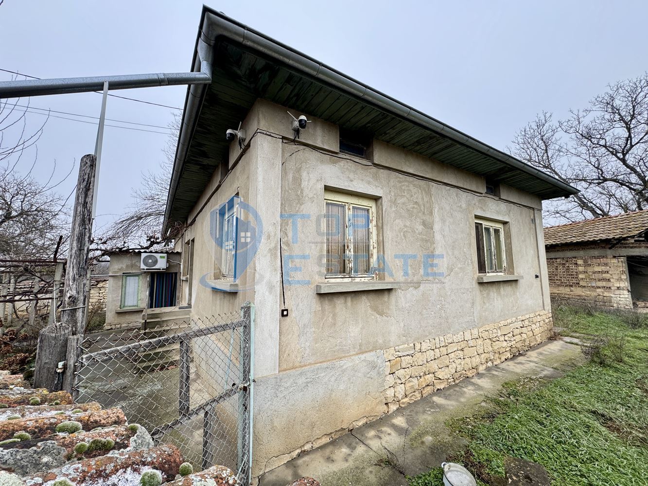 Тухлена къща с кладенец и голям двор в село Драганово, област Велико Търново - 0