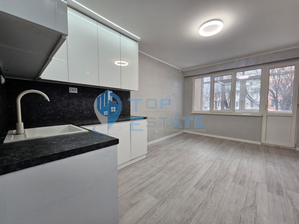 Тристаен ремонтиран апартамент с две спални в квартал Пролет, Горна Оряховица - 0