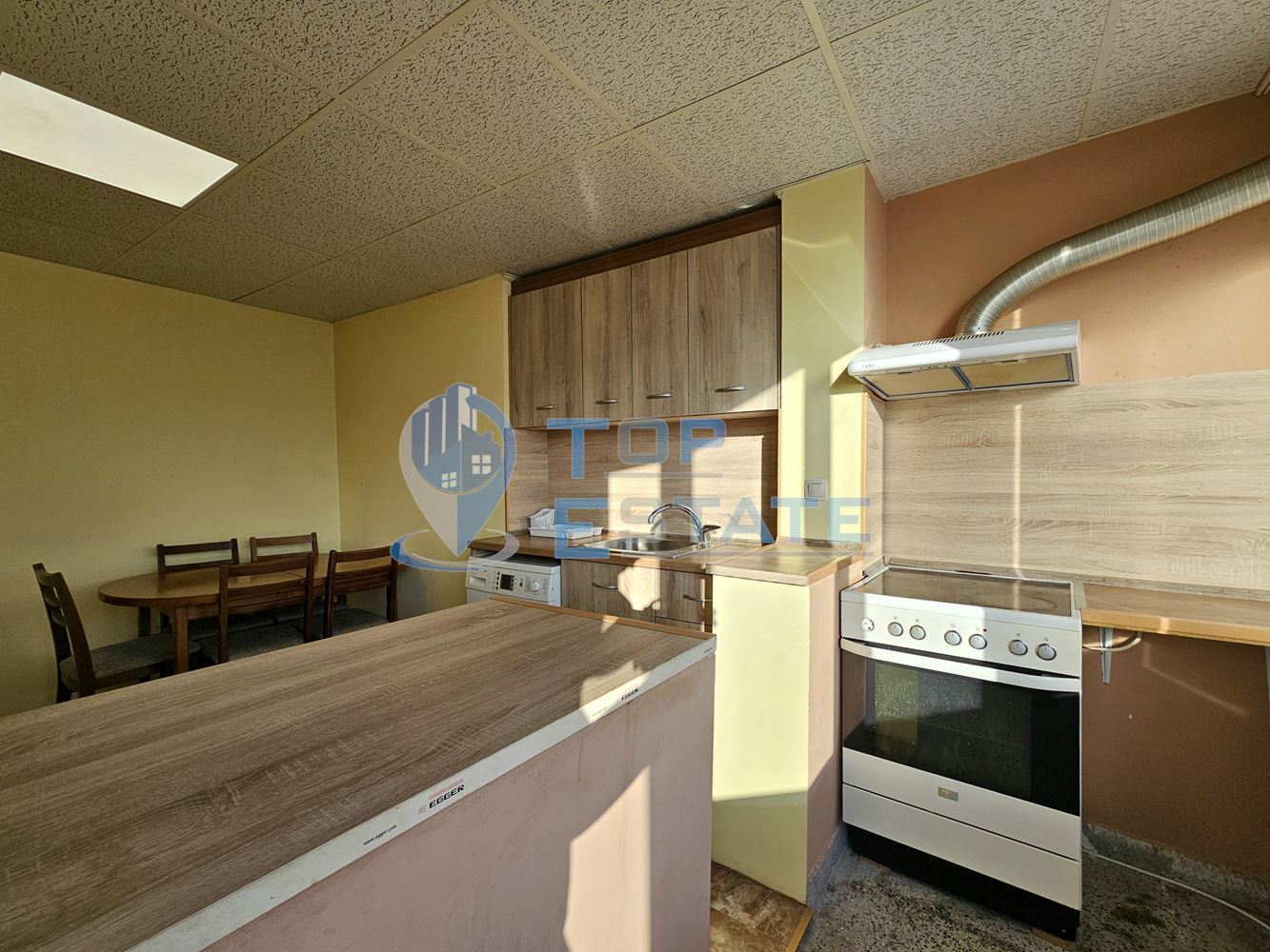 Обзаведен тристаен тухлен апартамент в град Горна Оряховица, област Велико Търново - 0