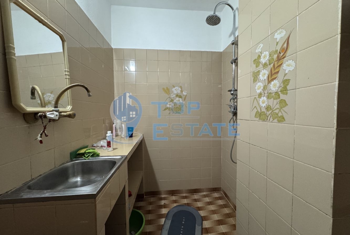 Тристаен, южен, ремонтиран апартамент с две спални в квартал Зона Б, град Велико Търново - 0