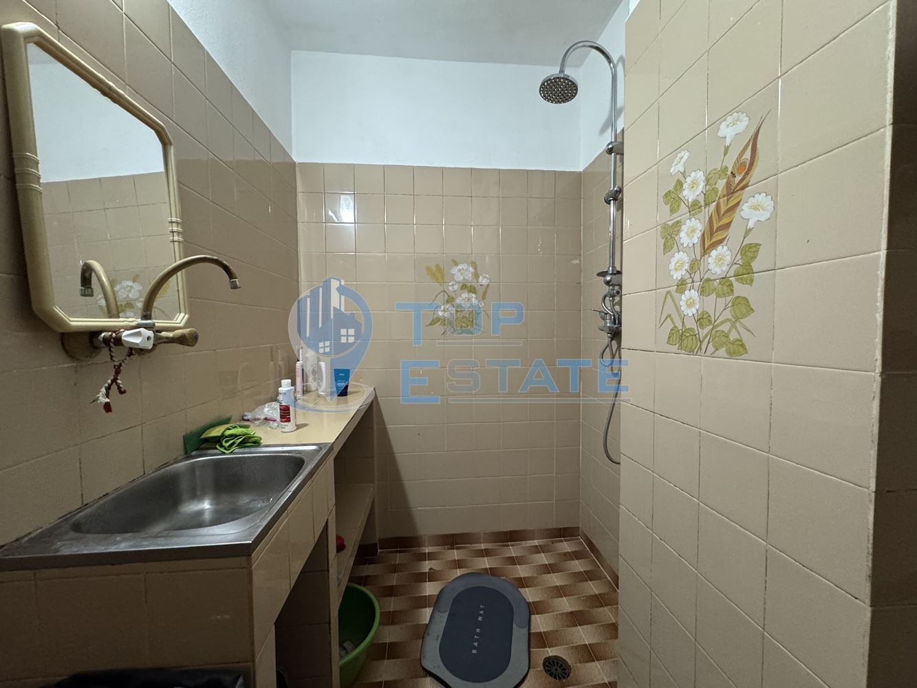 Тристаен, южен, ремонтиран апартамент с две спални в квартал Зона Б, град Велико Търново - 0