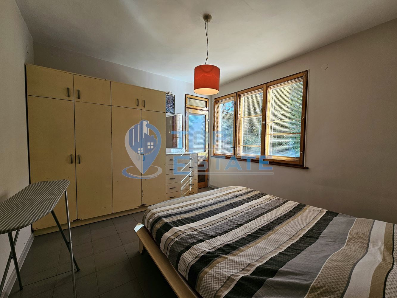 Триетажна обзаведена масивна къща с два гаража на тиха улица в центъра на Горна Оряховица - 0