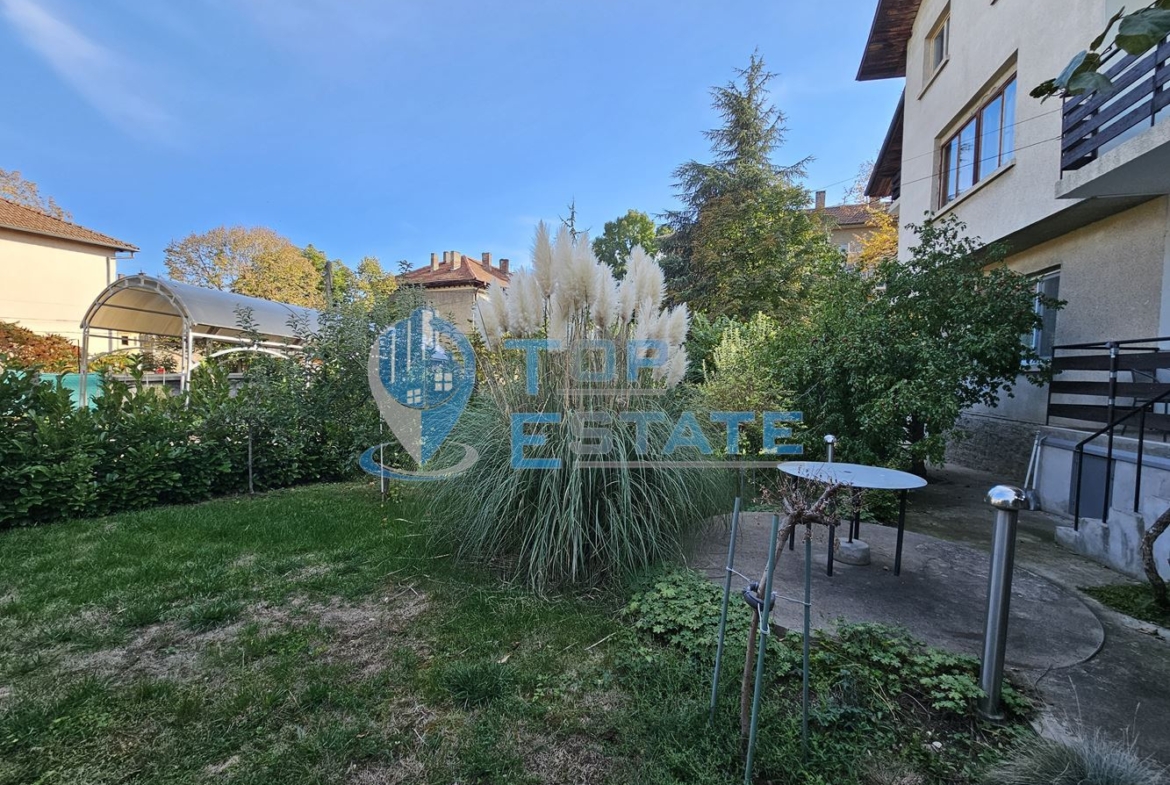 Триетажна обзаведена масивна къща с два гаража на тиха улица в центъра на Горна Оряховица - 0