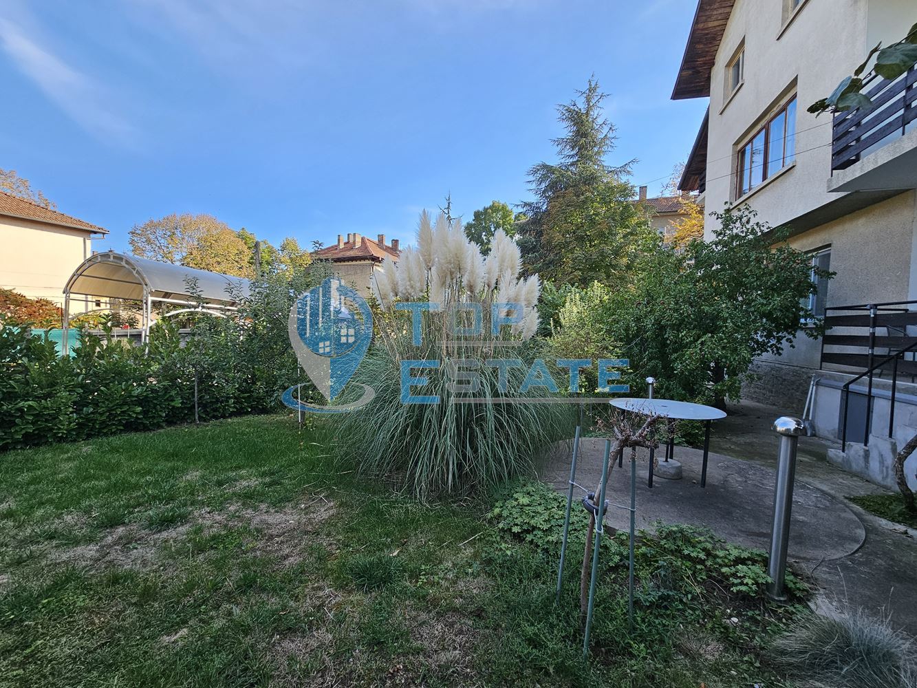 Триетажна обзаведена масивна къща с два гаража на тиха улица в центъра на Горна Оряховица - 0