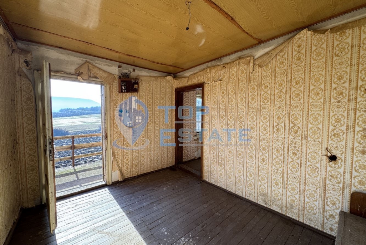 Двуетажна вила с панорамна гледка във вилната зона на град Бяла Черква - 0