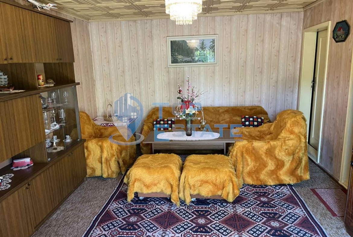 Тухлена къща с кладенец и голям двор в село Драганово, област Велико Търново - 0