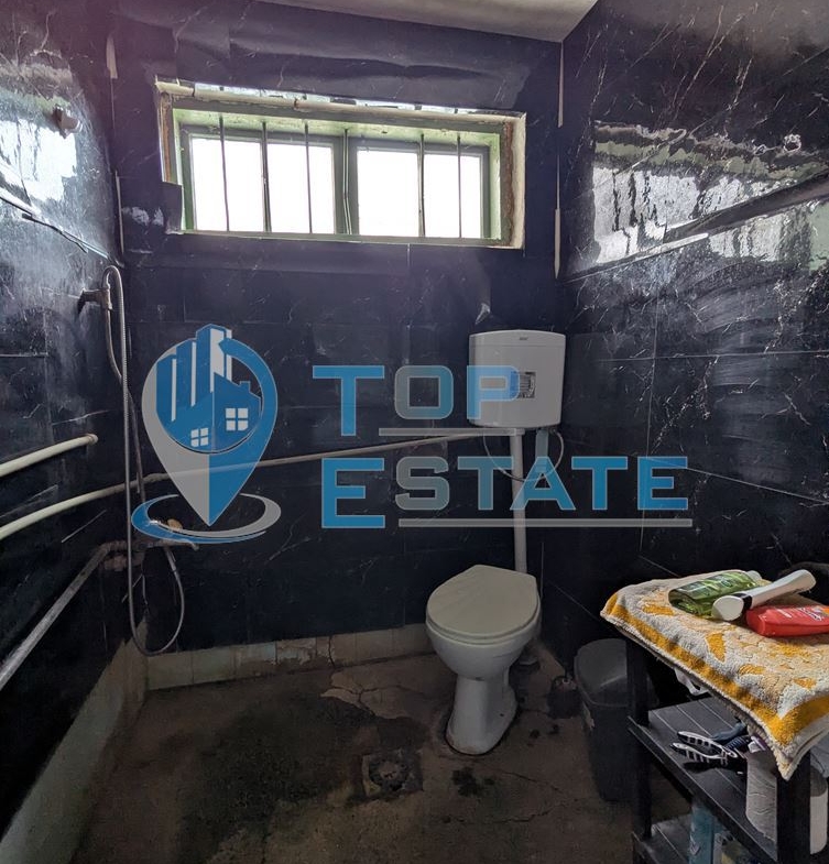 Двуетажна тухлена къща с голям двор в село Поликраище, област Велико Търново - 0