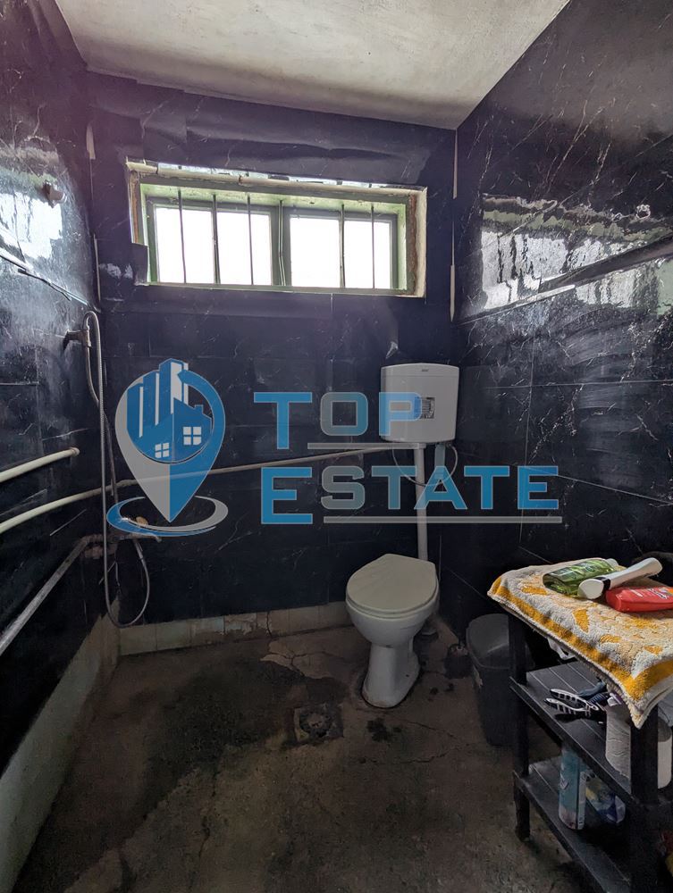 Двуетажна тухлена къща с голям двор в село Поликраище, област Велико Търново - 0