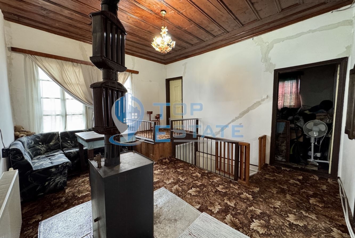 Двуетажна тухлена къща с допълнителна постройка в град Елена, област Велико Търново - 0