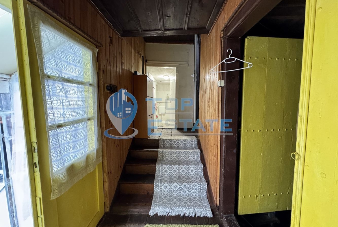 Двуетажна тухлена къща с допълнителна постройка в град Елена, област Велико Търново - 0