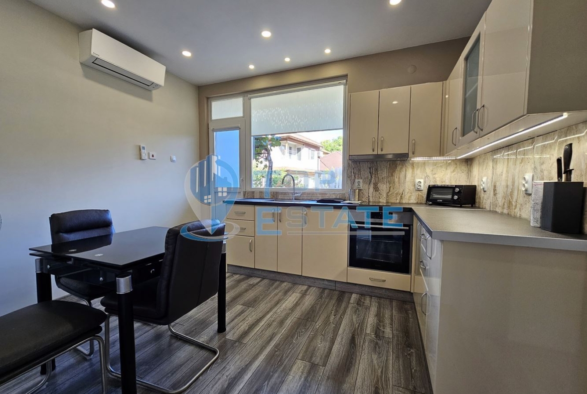 Триетажна обзаведена масивна къща с два гаража на тиха улица в центъра на Горна Оряховица - 0