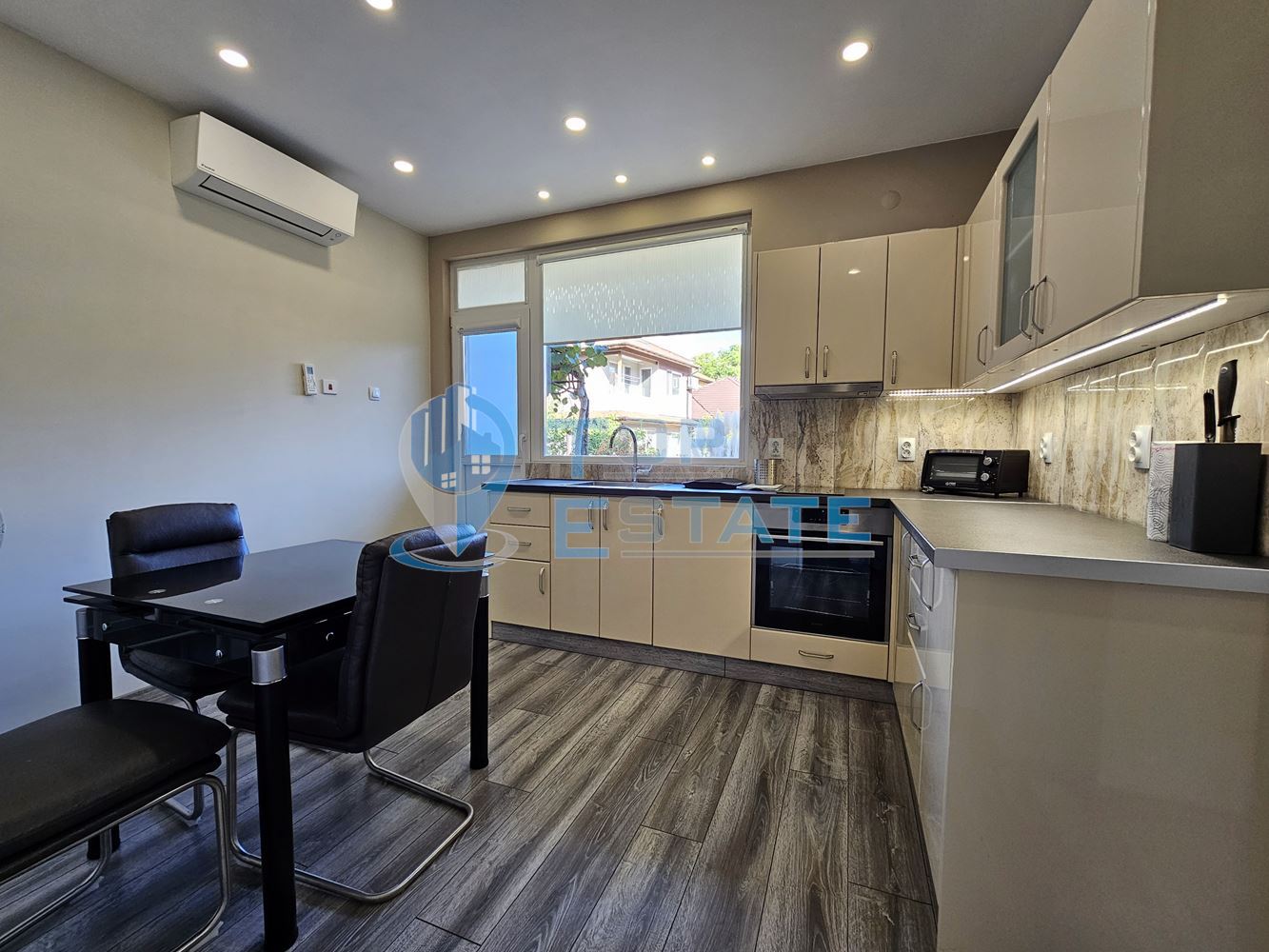 Триетажна обзаведена масивна къща с два гаража на тиха улица в центъра на Горна Оряховица - 0