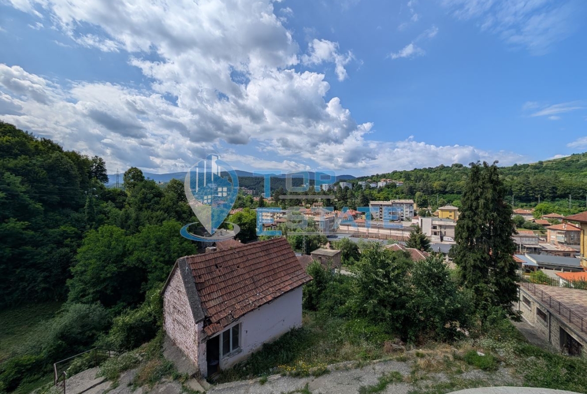Двуетажна масивна къща с панорама в центъра на град Плачковци - 0