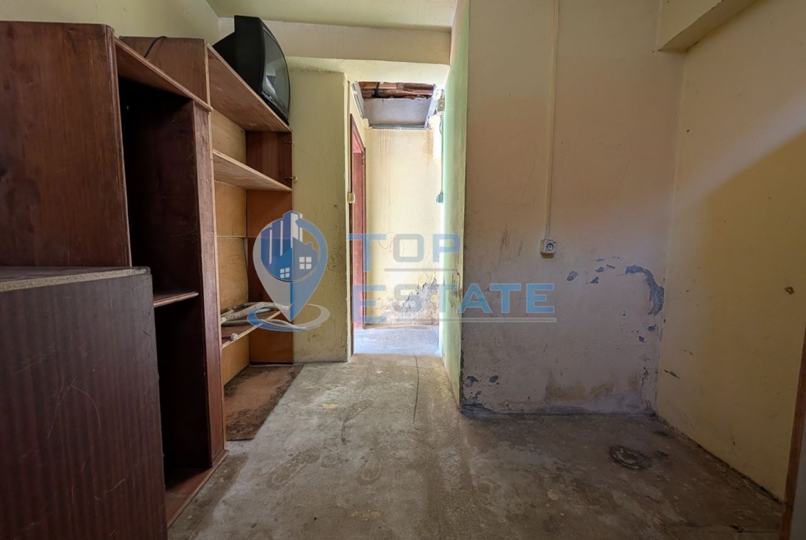 Двуетажна масивна къща с панорама в центъра на град Плачковци - 0