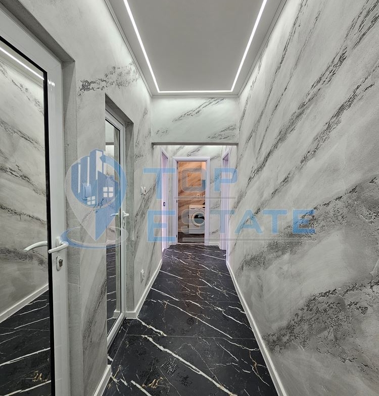 Тристаен ремонтиран апартамент с две спални в квартал Пролет, Горна Оряховица - 0