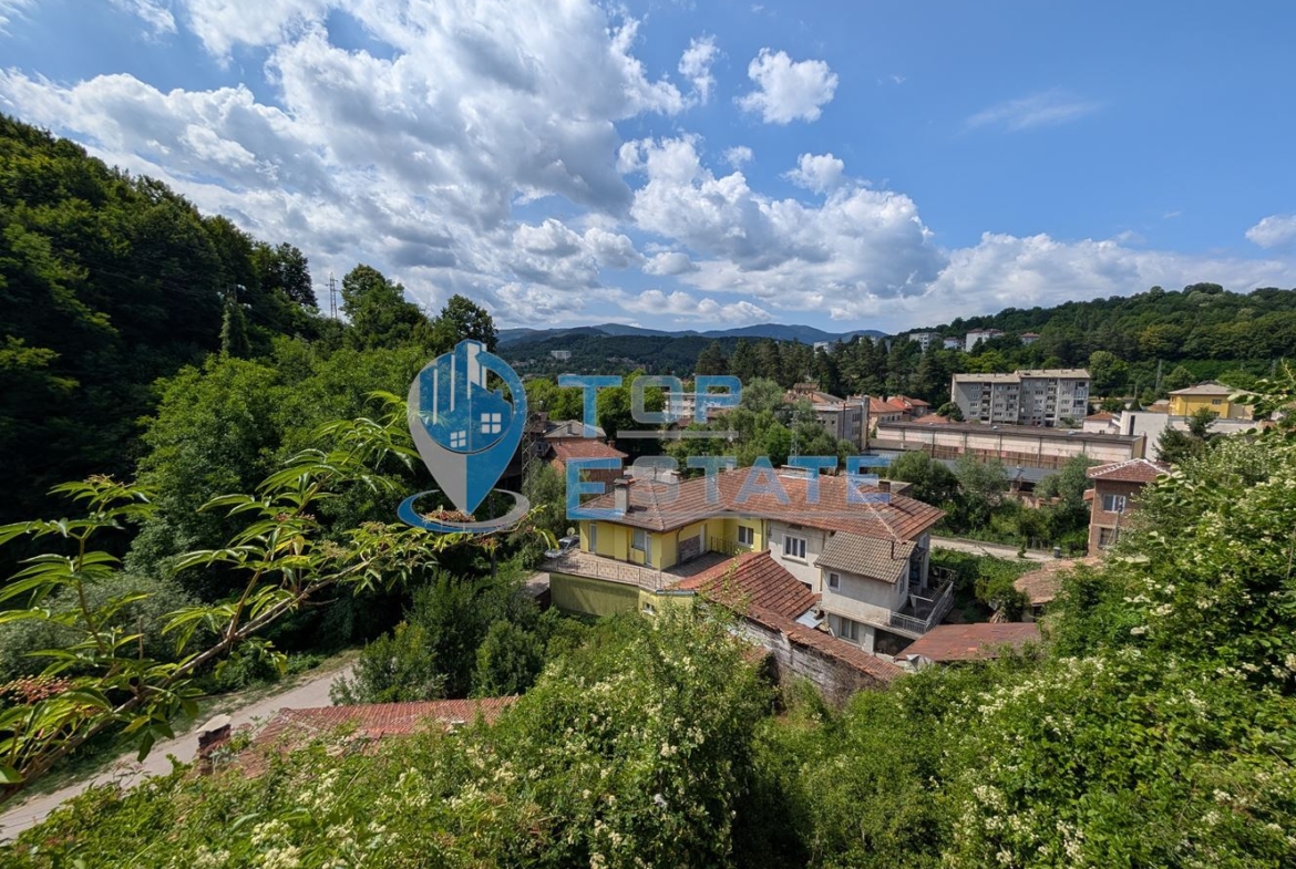 Двуетажна масивна къща с панорама в центъра на град Плачковци - 0