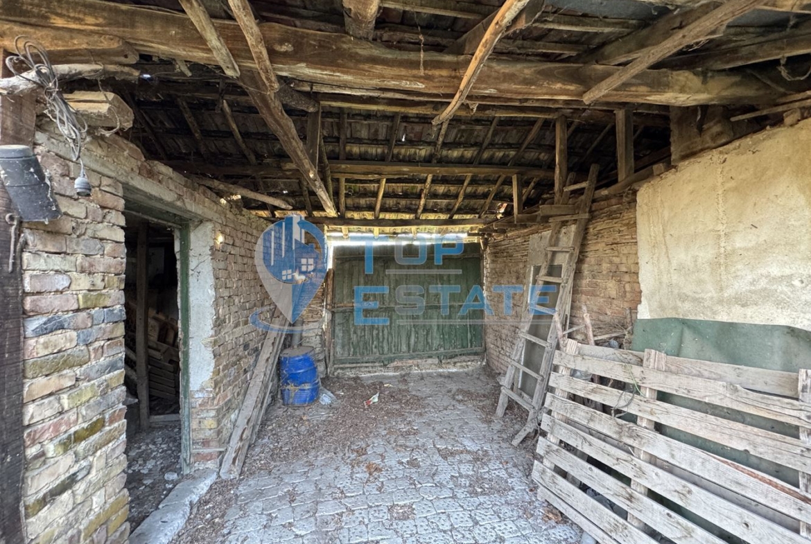 Тухлена къща с кладенец в село Михалци, област Велико Търново - 0