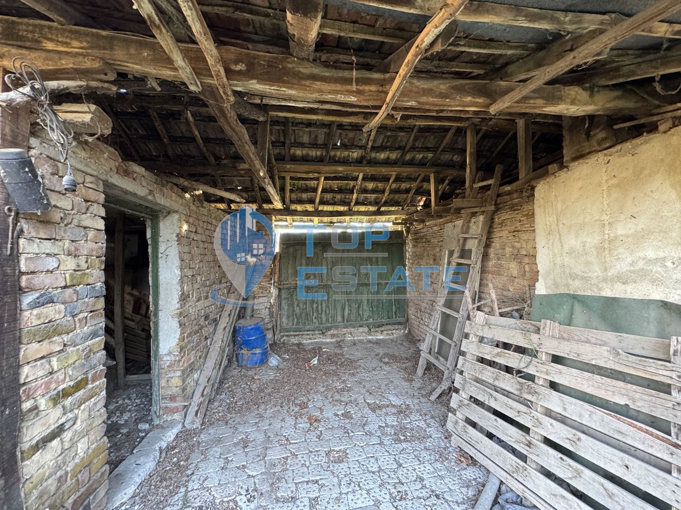 Тухлена къща с кладенец в село Михалци, област Велико Търново - 0