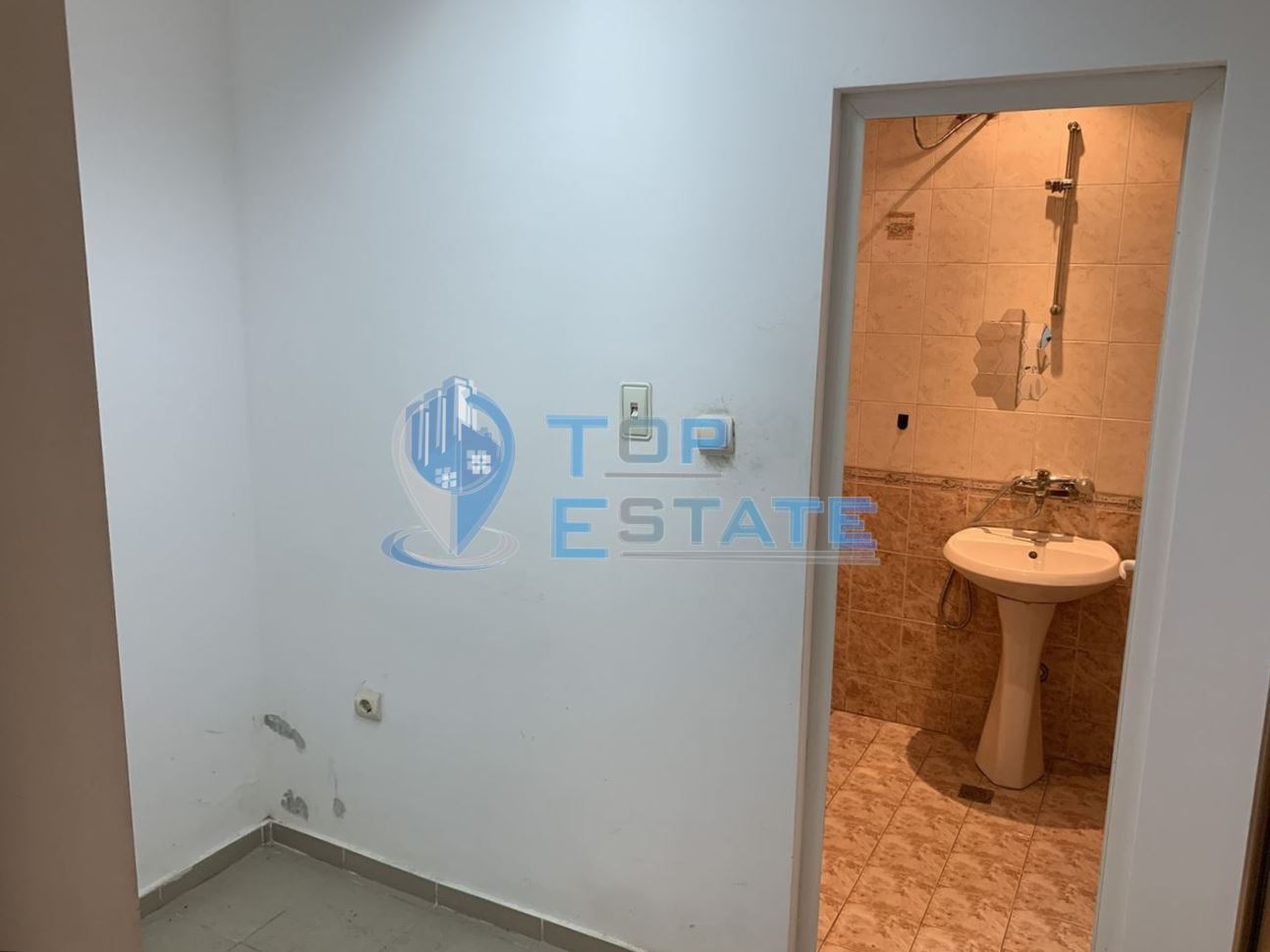 Търговско помещение в централната част на град Велико Търново. - 0