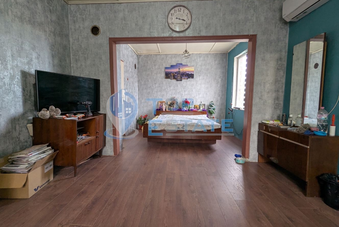 Двуетажна тухлена къща с голям двор в село Поликраище, област Велико Търново - 0