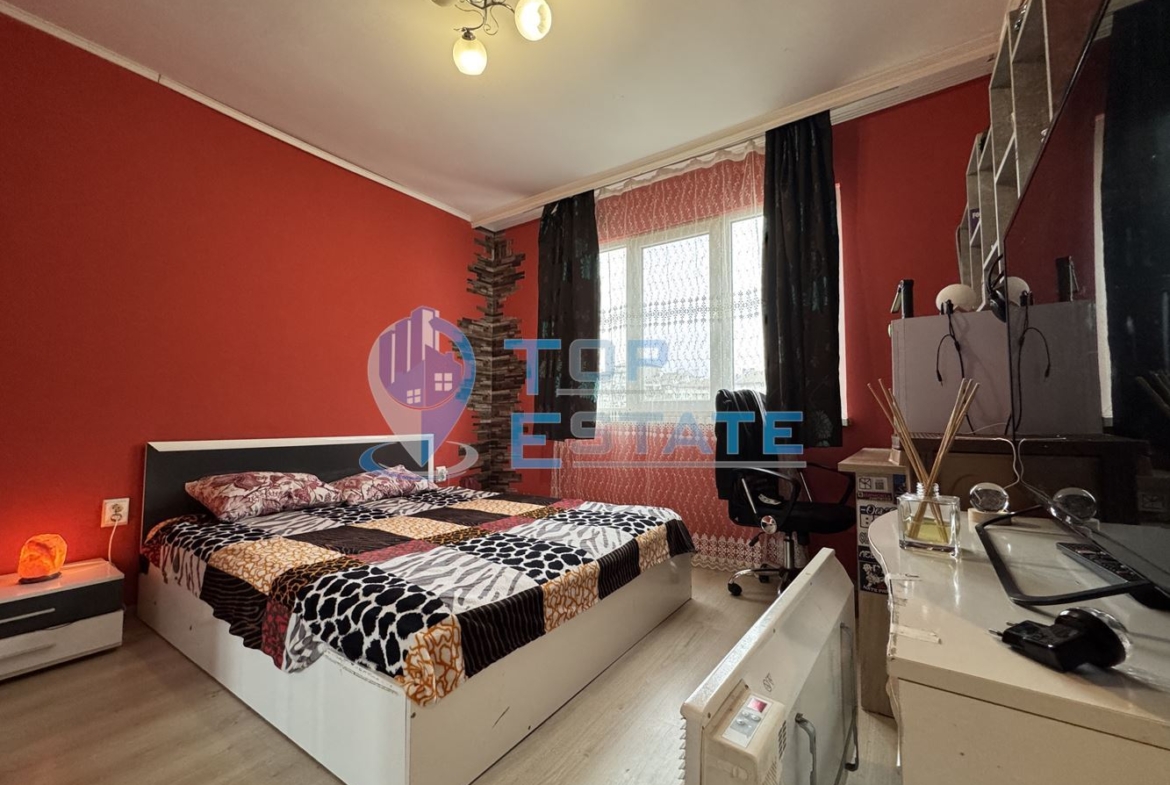 Тристаен, южен, ремонтиран апартамент с две спални в квартал Зона Б, град Велико Търново - 0