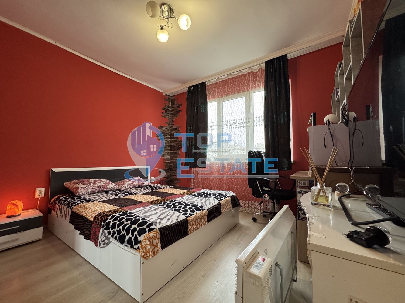 Тристаен, южен, ремонтиран апартамент с две спални в квартал Зона Б, град Велико Търново - 0