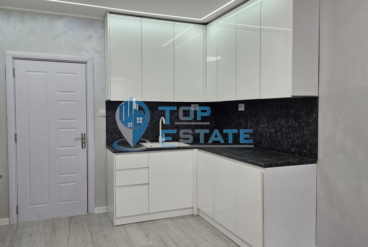 Тристаен ремонтиран апартамент с две спални в квартал Пролет, Горна Оряховица - 0