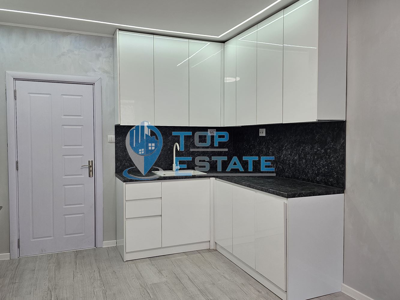 Тристаен ремонтиран апартамент с две спални в квартал Пролет, Горна Оряховица - 0