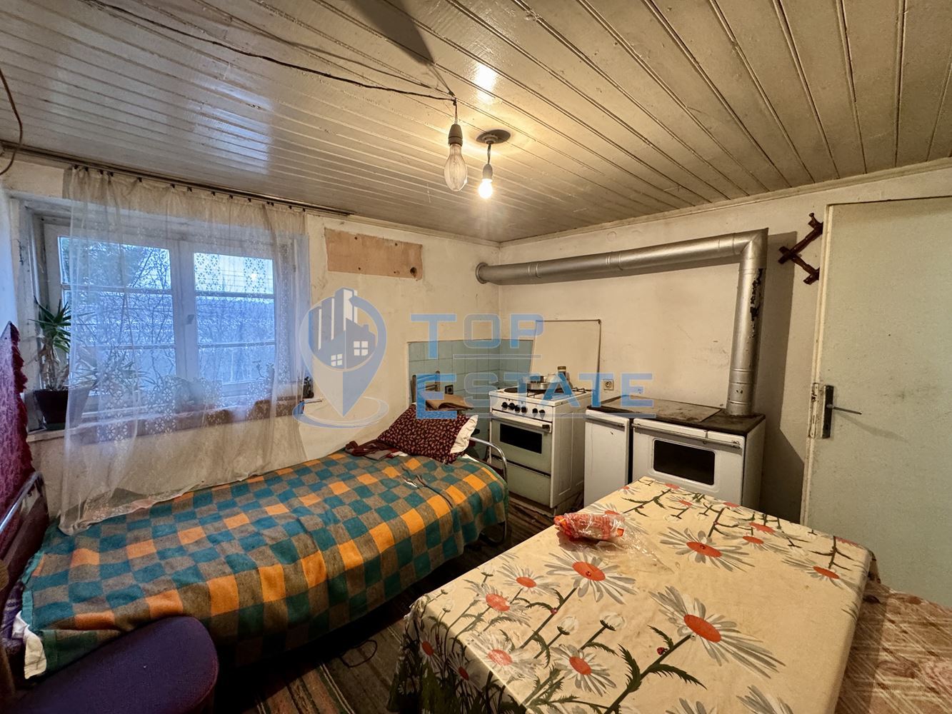 Двуетажна тухлена къща с голям двор в село Нова Върбовка, област Велико Търново - 0