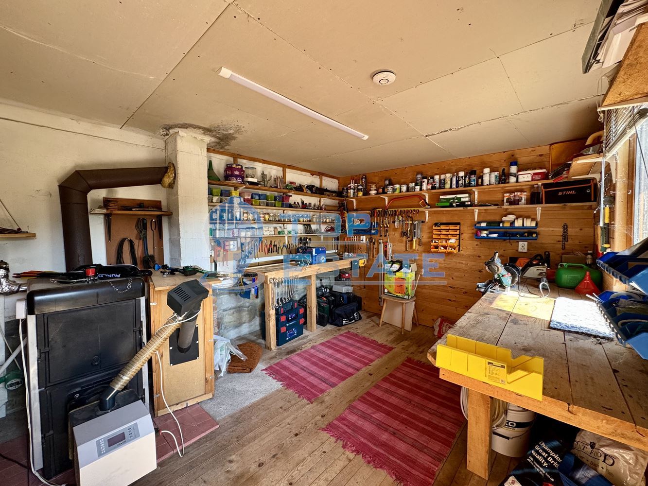 Двуетажна къща с гараж, допълнителни постройки и прекрасна панорама в Еленския Балкан - 0