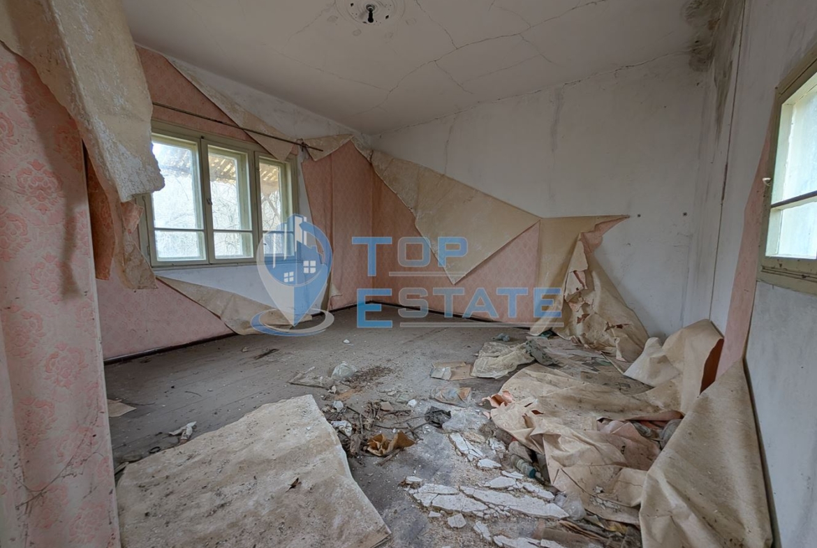 Парцел с двуетажна къща за основен ремонт в село Русаля - 0