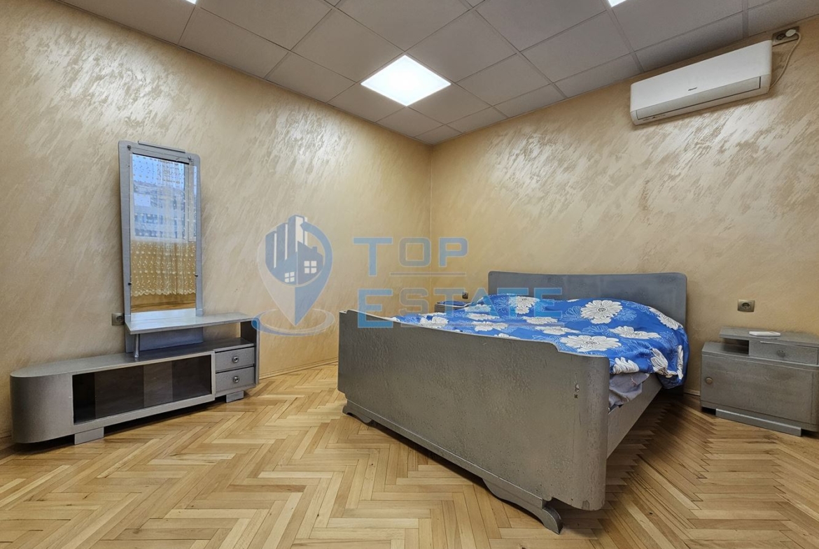 Южен тухлен апартамент на междинен етаж с две спални в идеалния център на град Горна Оряховица - 0