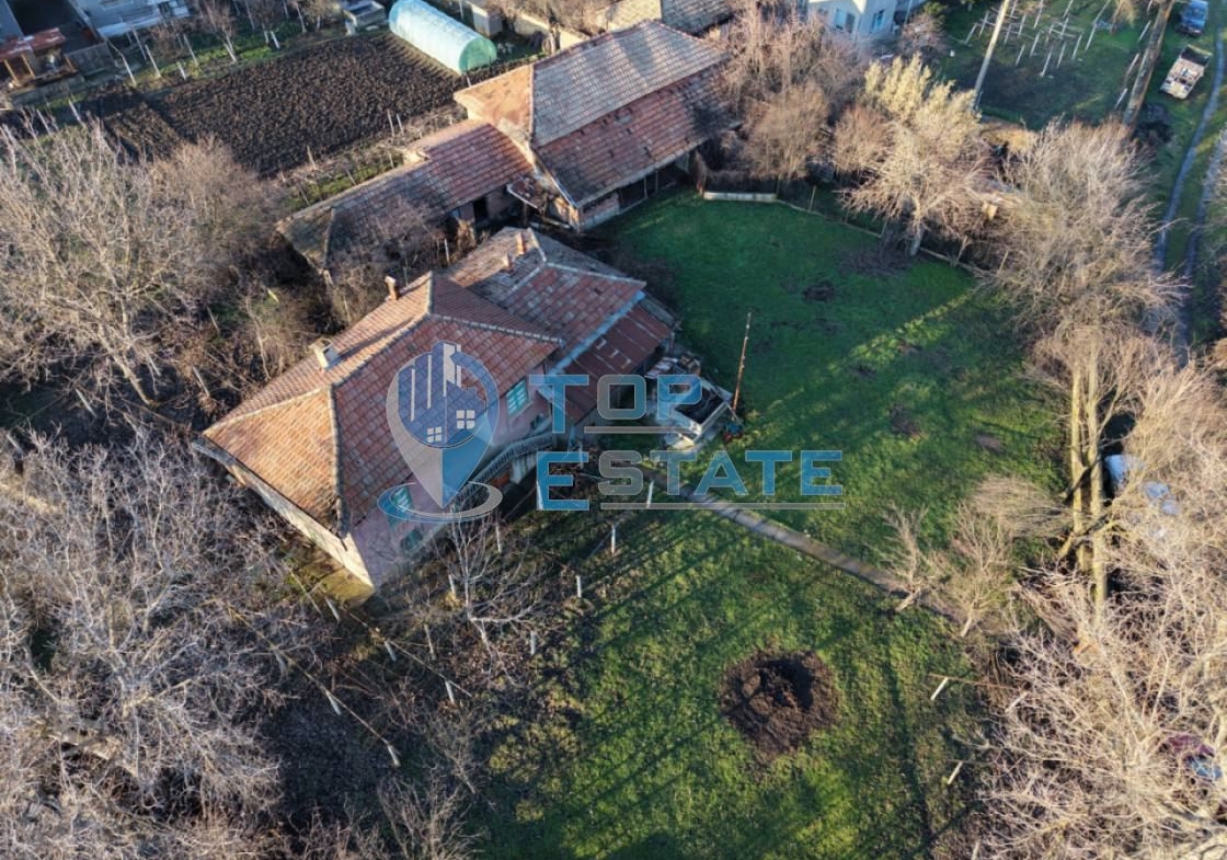 Къща с кладенец, гараж и стопански постройки в село Долна Липница, област Велико Търново - 0