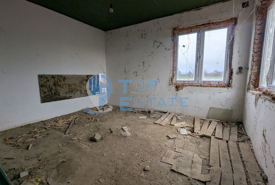 Тухлена къща с голям двор и кладенец в покрайнините на село Върбица, област Велико Търново - 0