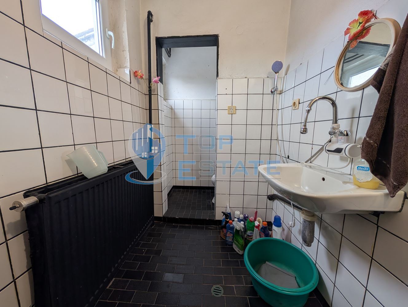 Триетажна масивна къща в град Стражица - 0