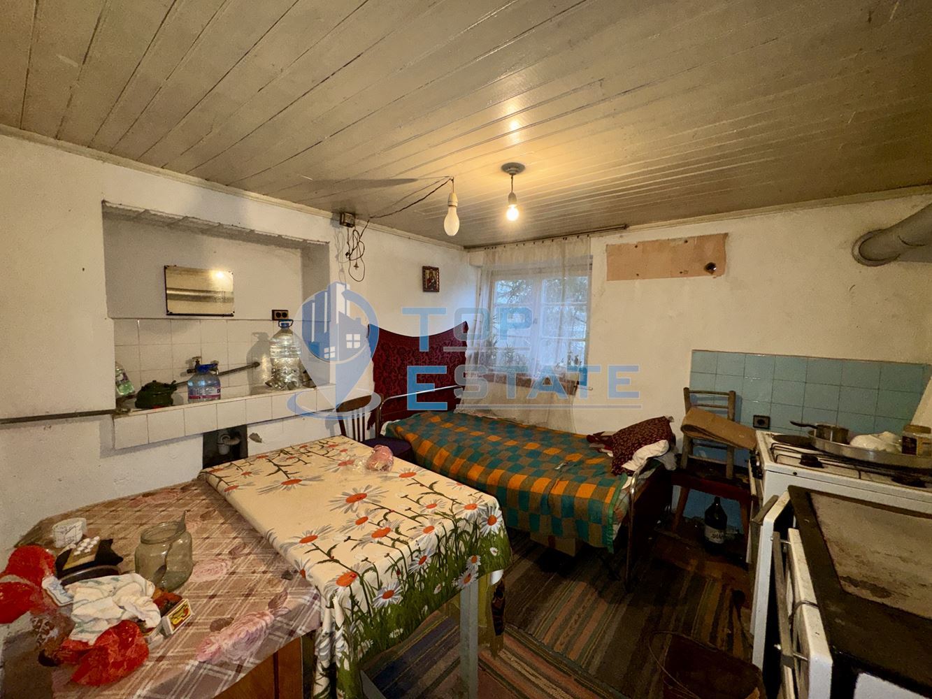 Двуетажна тухлена къща с голям двор в село Нова Върбовка, област Велико Търново - 0