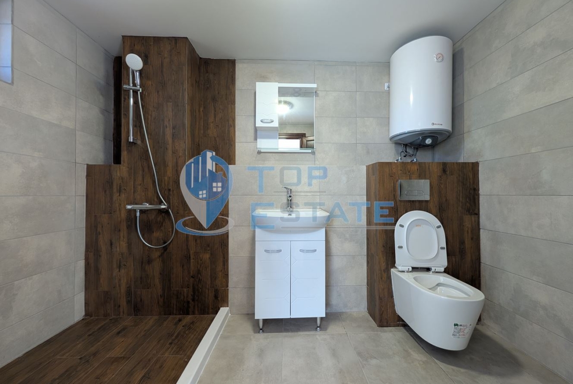 Реновирана къща с три спални, две бани и гараж в село Ново село - 0