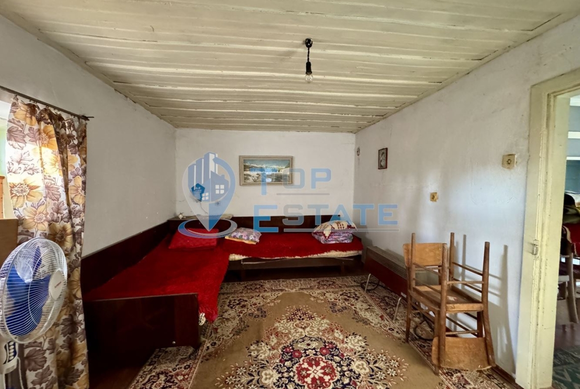 Къща с кладенец, гараж и стопански постройки в село Долна Липница, област Велико Търново - 0