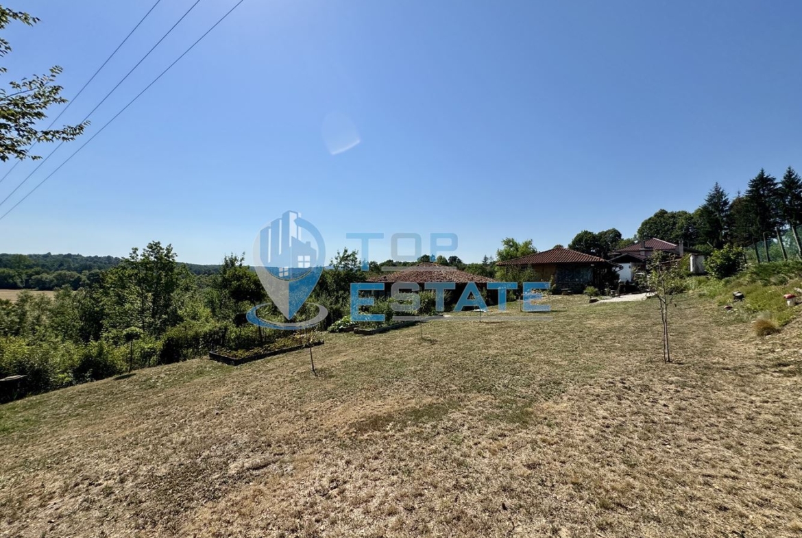 Двуетажна къща с гараж, допълнителни постройки и прекрасна панорама в Еленския Балкан - 0