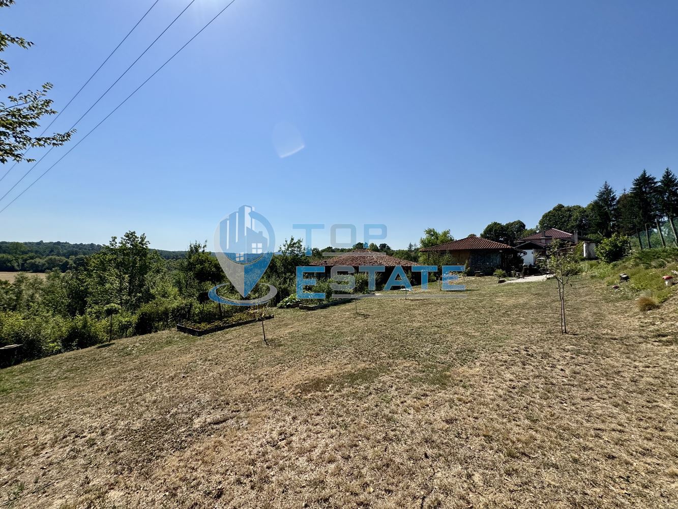 Двуетажна къща с гараж, допълнителни постройки и прекрасна панорама в Еленския Балкан - 0