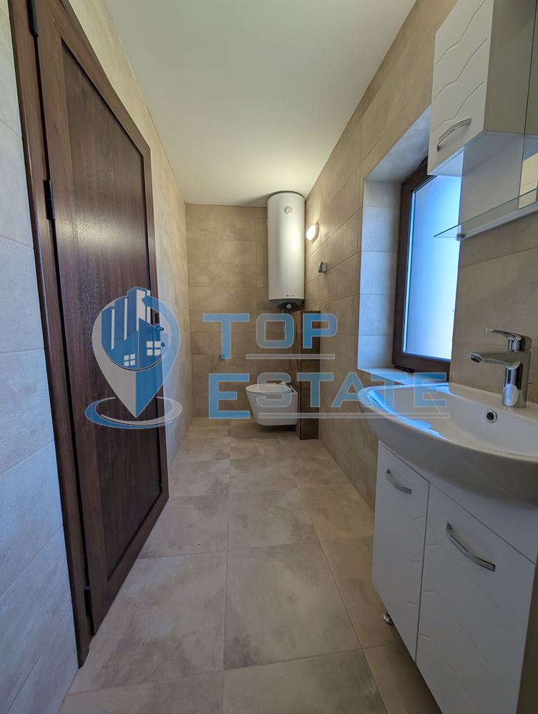 Реновирана къща с три спални, две бани и гараж в село Ново село - 0