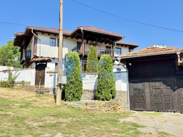 Двуетажна къща с гараж, допълнителни постройки и прекрасна панорама в Еленския Балкан - 0