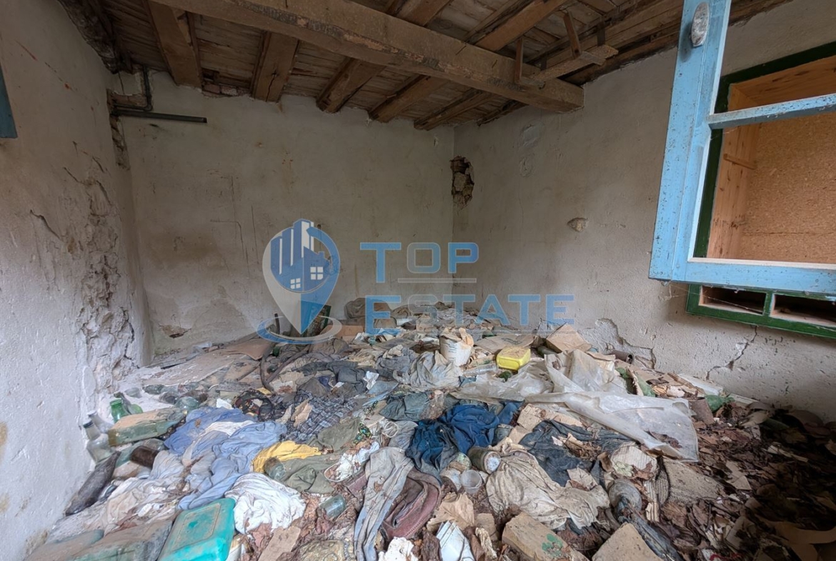 Парцел с двуетажна къща за основен ремонт в село Русаля - 0