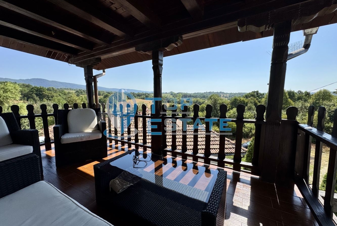 Двуетажна къща с гараж, допълнителни постройки и прекрасна панорама в Еленския Балкан - 0