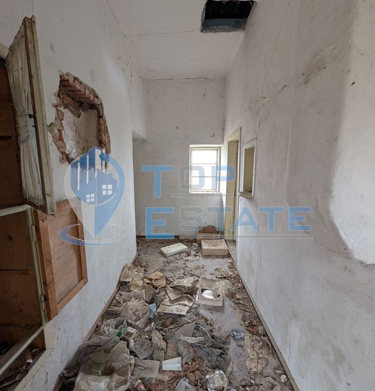 Парцел с двуетажна къща за основен ремонт в село Русаля - 0