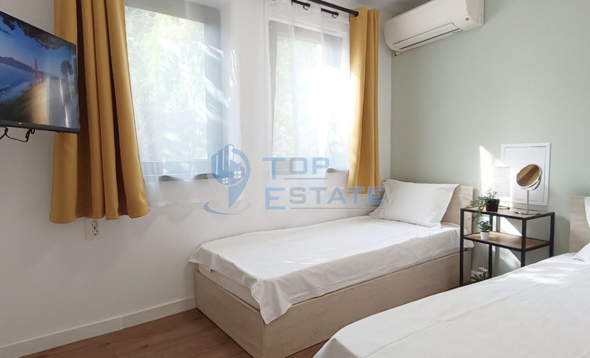 Тристаен, ремонтиран, обзаведен апартамент под наем в квартал Варуша, Старата част в град Велико Търново - 0