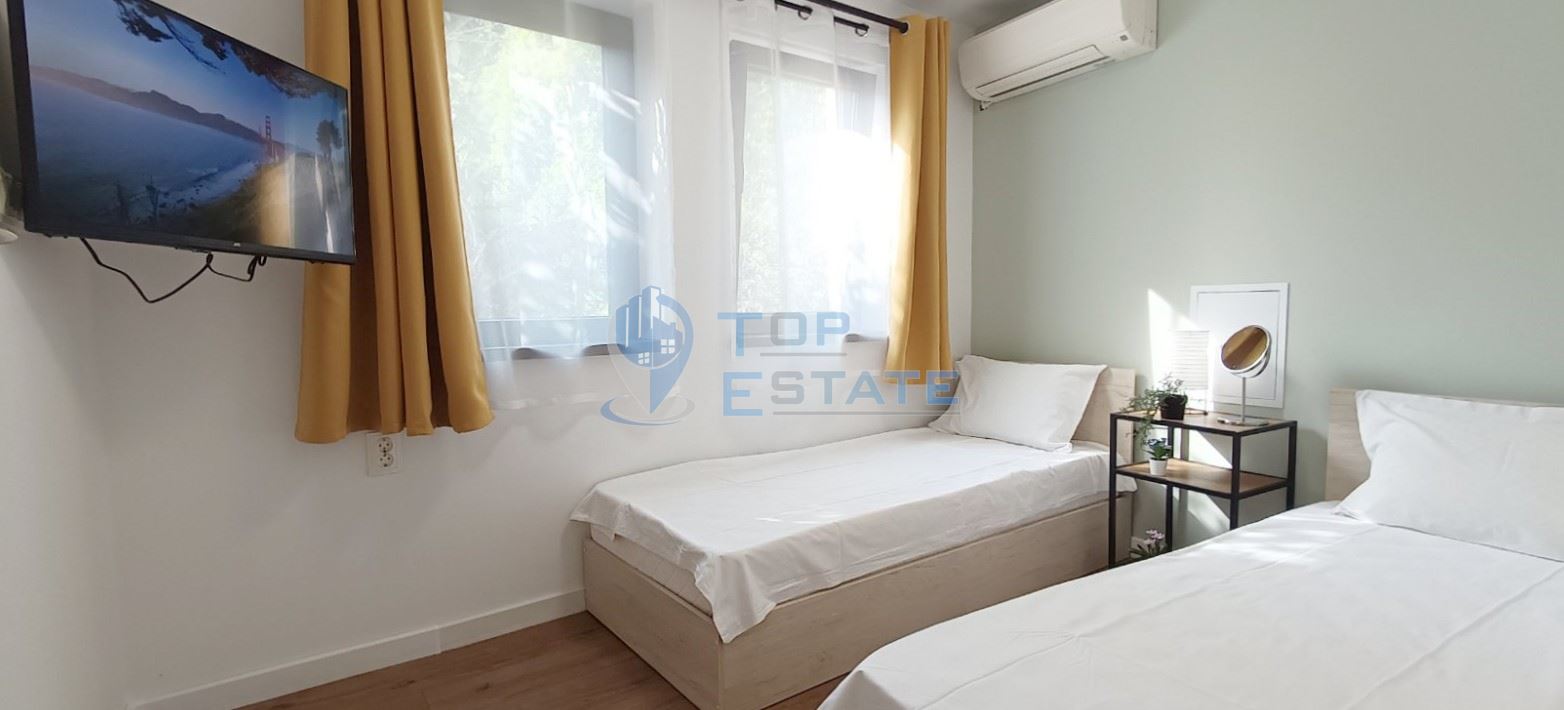 Тристаен, ремонтиран, обзаведен апартамент под наем в квартал Варуша, Старата част в град Велико Търново - 0