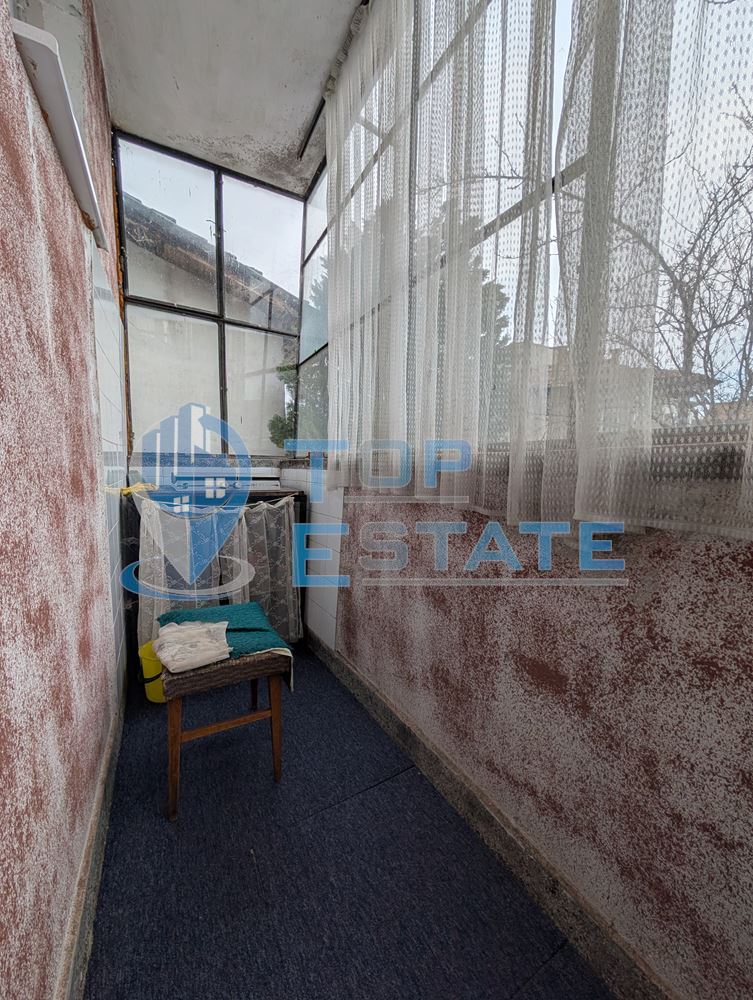 Триетажна масивна къща в град Стражица - 0